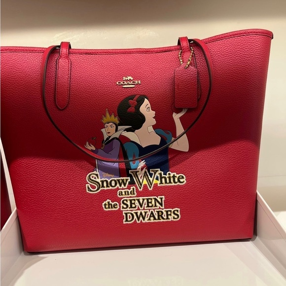 Nwt Coach x Disney city tote with Snow White motif and signature canvas - Picture 3 of 5